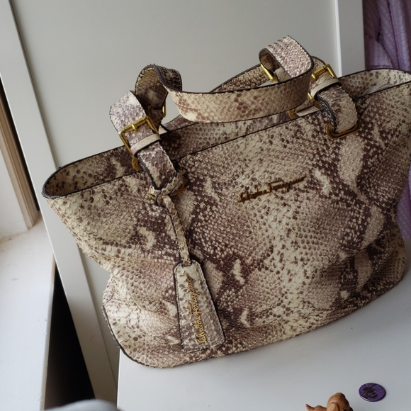 Leather bag has snake leather texture - Picture 3 of 11